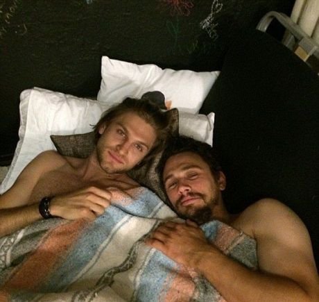 Ηθοποιός ποζάρει «βυθίζοντας» το χέρι του στο εσώρουχο [εικόνα] | iefimerida.gr 1