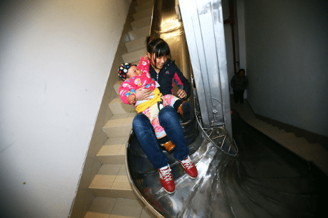 Σώστε τη ζωή σας κάνοντας... τσουλήθρα [εικόνες] | iefimerida.gr 2