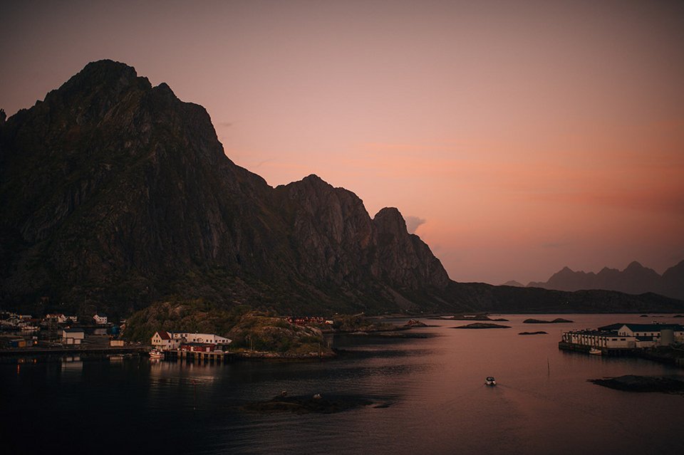 Ισως ο ομορφότερος γάμος όλων των εποχών -Στην άκρη ενός γκρεμού στα νορβηγικά φιόρδ, εκεί που ενώνεται ο ουρανός με τη γη [εικόνες] | iefimerida.gr 4