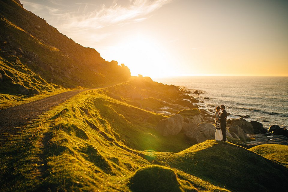 Ισως ο ομορφότερος γάμος όλων των εποχών -Στην άκρη ενός γκρεμού στα νορβηγικά φιόρδ, εκεί που ενώνεται ο ουρανός με τη γη [εικόνες] | iefimerida.gr 1