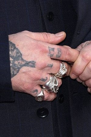 Ο Τζόνι Ντεπ μετά τον χωρισμό άλλαξε και το τατουάζ που είχε κάνει για την Αμπερ Χερντ με μια βρισιά [εικόνες] | iefimerida.gr 0