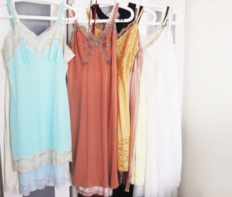 Slip dress: Το φόρεμα... κομπινεζόν με τη δαντέλα που έγινε μόδα -Πώς να το φορέσετε για να μην μοιάζει με νυχτικό [εικόνες] | iefimerida.gr 4