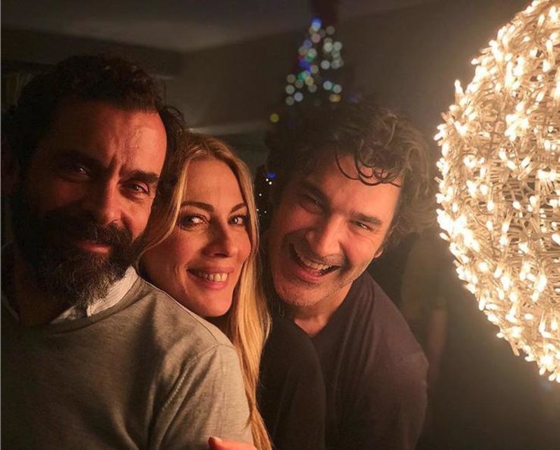 Ρεβεγιόν Χριστουγέννων: Μακράν, η πιο λαμπερή παρέα -Καρύδη, Αθερίδης και παρουσίες-έκπληξη [εικόνες] | iefimerida.gr 0