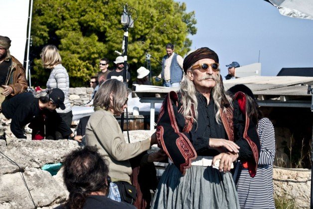 Στο Ναό της Αφαίας ο Σμαραγδής για τα γυρίσματα της νέας του ταινίας [εικόνες] | iefimerida.gr 1