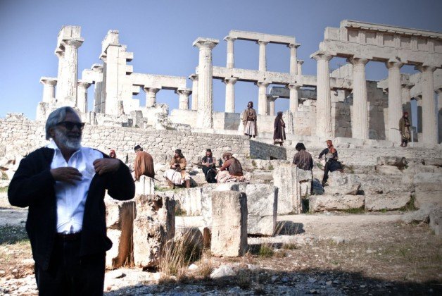Στο Ναό της Αφαίας ο Σμαραγδής για τα γυρίσματα της νέας του ταινίας [εικόνες] | iefimerida.gr 2