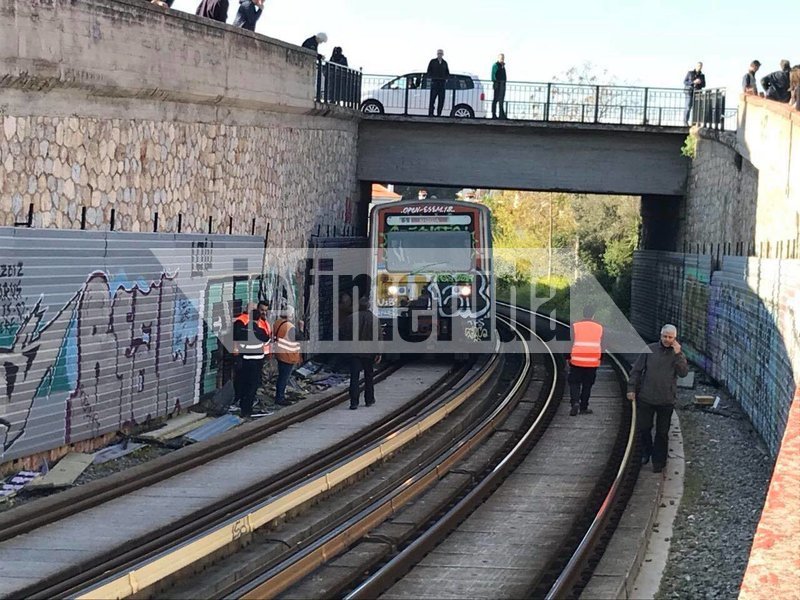 Αυτοκίνητο έπεσε στις γραμμές του Ηλεκτρικού στο ΚΑΤ [εικόνες & βίντεο] | iefimerida.gr 0