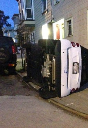 Φαρσέρ που απεχθάνονται τους χίπστερς αναποδογυρίζουν αυτοκίνητα Smart στο Σαν Φρανσίσκο [εικόνες] | iefimerida.gr 1