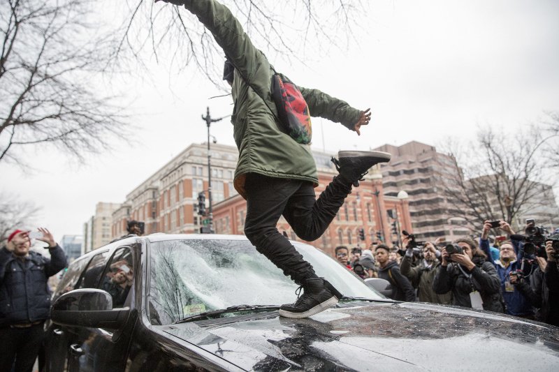 Χάος, βίαια επεισόδια, ένας γυμνός διαδηλωτής κι ογκώδεις πορείες στιγμάτισαν την ορκωμοσία Τραμπ [εικόνες & βίντεο]  | iefimerida.gr 13