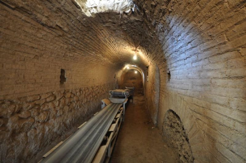 Ανακάλυψαν υαλουργείο στην αρχαία Μητρόπολη της Σμύρνης [εικόνες]  | iefimerida.gr 0