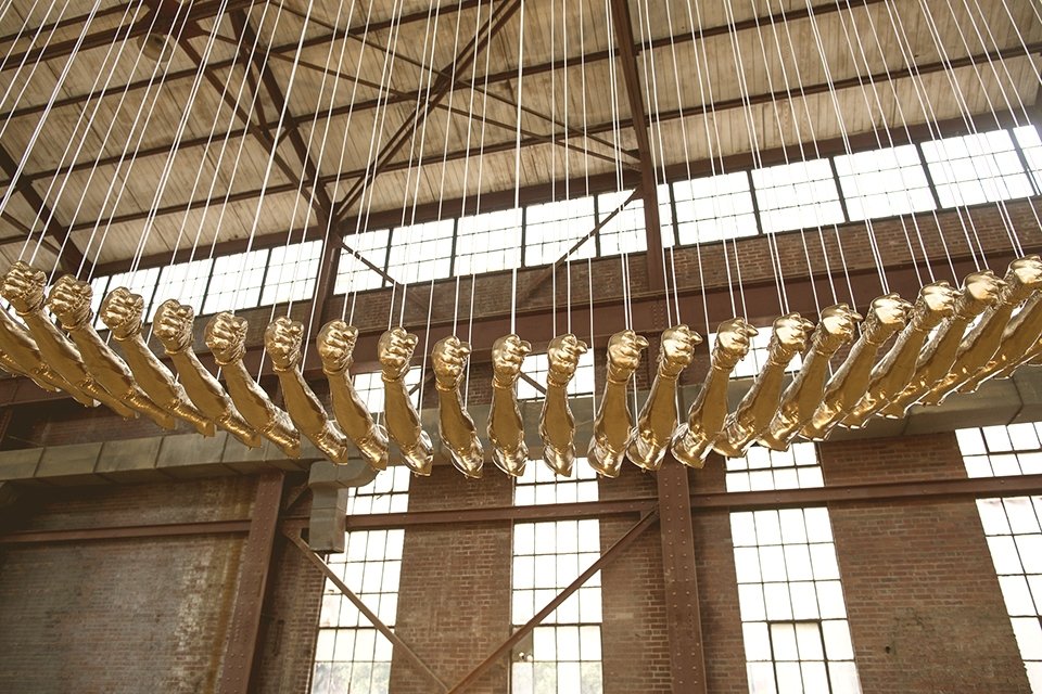 Διαμαρτυρία: Mία χρυσή γέφυρα 30μ. με 200 χέρια από φάιμπεργκλας [εικόνες] | iefimerida.gr 2