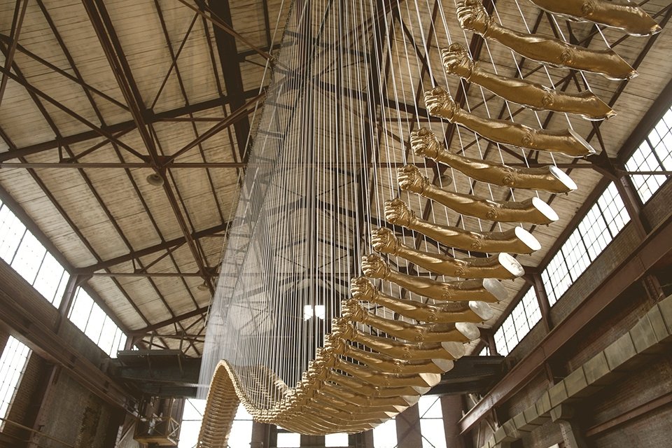 Διαμαρτυρία: Mία χρυσή γέφυρα 30μ. με 200 χέρια από φάιμπεργκλας [εικόνες] | iefimerida.gr 3