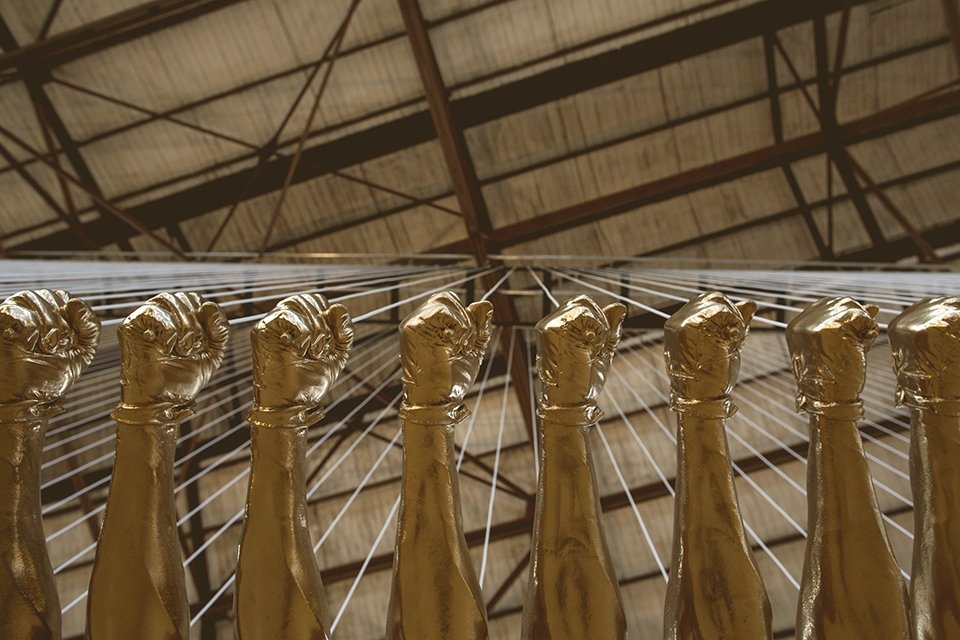 Διαμαρτυρία: Mία χρυσή γέφυρα 30μ. με 200 χέρια από φάιμπεργκλας [εικόνες] | iefimerida.gr 1