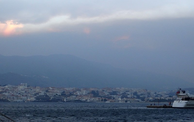 Βλέπουν από την Ανδρο τη φωτιά στο Μάτι -Μέχρι τη Σύρο έφτασαν οι καπνοί [εικόνες] | iefimerida.gr 3