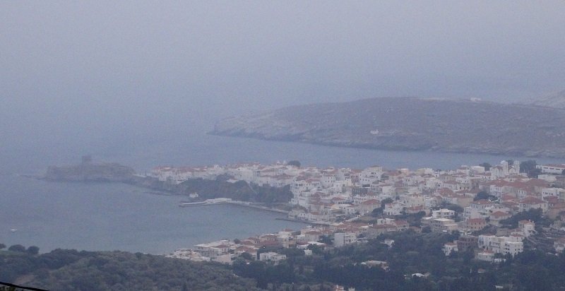 Σύννεφο του καπνού από την καταστροφή που συντελέσθηκε 45-50 ναυτικά μίλια μακριά (φωτογραφία Εν Άνδρω)