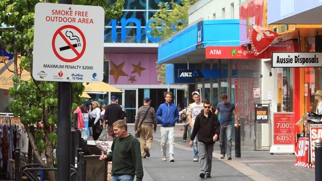 Σάλος στη Μελβούρνη - Ο δήμος θέλει να απαγορεύσει το κάπνισμα στους δρόμους και στα πεζοδρόμια [εικόνες] | iefimerida.gr 1