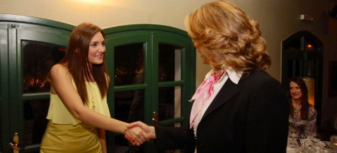 Ενα μπουκέτο γυναίκες για τον Ευάγγελο Βενιζέλο - Τι φόρεσαν στο γεύμα τους με τον πρόεδρο του ΠΑΣΟΚ [εικόνες] | iefimerida.gr 3