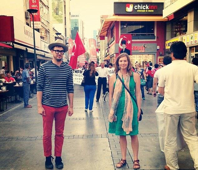 Το πιο τρελό ζευγάρι- Ταξίδεψαν 21 ημέρες στην Ευρώπη με τα ίδια ρούχα για να δουν αν ταιριάζουν [εικόνες] | iefimerida.gr 2