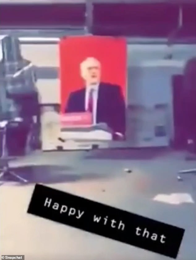 Σάλος στη Βρετανία: Στρατιώτες εξασκούνται στη σκοποβολή με φωτογραφία του Κόρμπιν! [βίντεο]  | iefimerida.gr 0