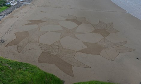 Ο διακοσμητής των Αλπεων -Φτιάχνει πραγματικά έργα τέχνης πάνω στο χιόνι [εικόνες] | iefimerida.gr 16