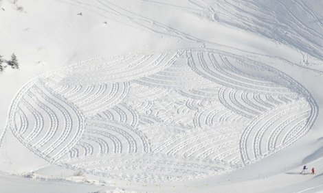 Ο διακοσμητής των Αλπεων -Φτιάχνει πραγματικά έργα τέχνης πάνω στο χιόνι [εικόνες] | iefimerida.gr 8