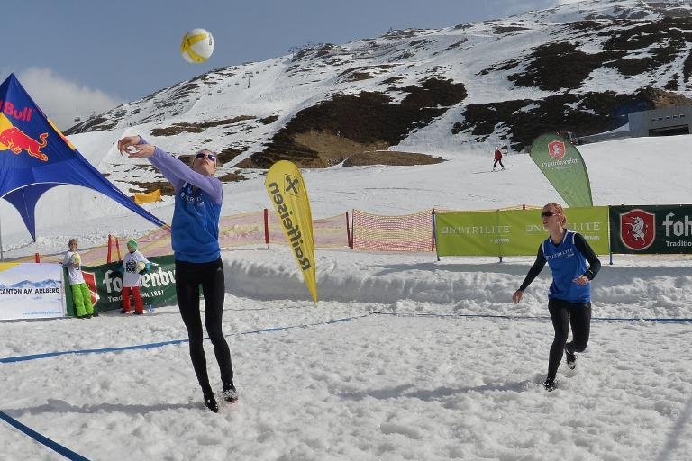 Τέρμα οι παραλίες, η άμμος και τα μαγιό -Τώρα το βόλεϊ παίζεται στο χιόνι [εικόνες] | iefimerida.gr 0