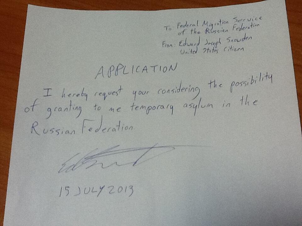 Με χειρόγραφο «μπακαλόχαρτο» ζήτησε ο Σνόουντεν προσωρινή άδεια διαμονής στη Ρωσία [εικόνα] | iefimerida.gr 0