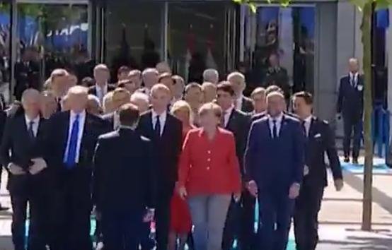 Ο Μακρόν σνόμπαρε τον Τραμπ -Καρέ καρέ το σκηνικό και η αντίδραση του Αμερικανού Προέδρου [βίντεο] | iefimerida.gr 0