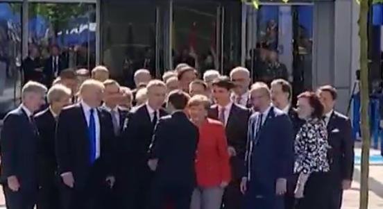 Ο Μακρόν σνόμπαρε τον Τραμπ -Καρέ καρέ το σκηνικό και η αντίδραση του Αμερικανού Προέδρου [βίντεο] | iefimerida.gr 2