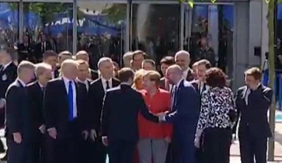 Ο Μακρόν σνόμπαρε τον Τραμπ -Καρέ καρέ το σκηνικό και η αντίδραση του Αμερικανού Προέδρου [βίντεο] | iefimerida.gr 3