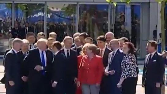 Ο Μακρόν σνόμπαρε τον Τραμπ -Καρέ καρέ το σκηνικό και η αντίδραση του Αμερικανού Προέδρου [βίντεο] | iefimerida.gr 4