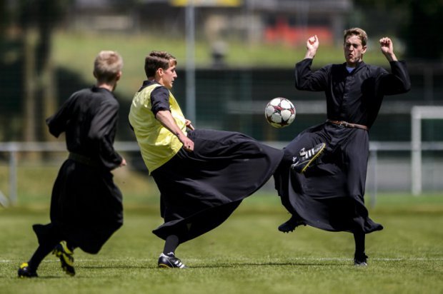 Το «άγιο» ποδόσφαιρο -Οταν ιερείς με ράσα αποφασίζουν να κάνουν τάκλιν και να σκοράρουν [εικόνες] | iefimerida.gr 2