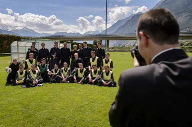 Το «άγιο» ποδόσφαιρο -Οταν ιερείς με ράσα αποφασίζουν να κάνουν τάκλιν και να σκοράρουν [εικόνες] | iefimerida.gr 3