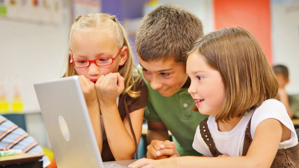 Σήμα κινδύνου από τους επιστήμονες - Τι λένε για την απαγορευμένη σχέση των μαθητών με τα social media [εικόνες] | iefimerida.gr 0