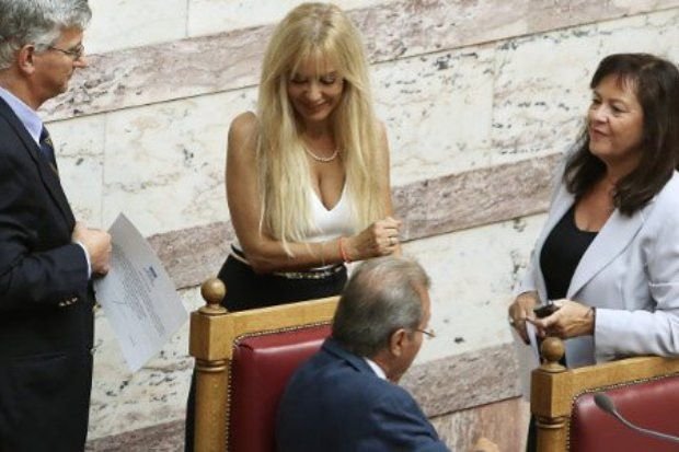 Ξεμάλλιασμα Μαρίας Σόδη και Νότη Μηταράκη στη Χίο -Γκάλοπ, μπηχτές και πόλεμος | iefimerida.gr 0