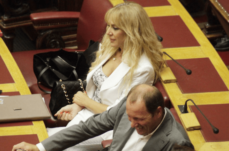 Η Μαρία Σόδη εγκατέλειψε το αβυσσαλέο ντεκολτέ [εικόνες] | iefimerida.gr 4