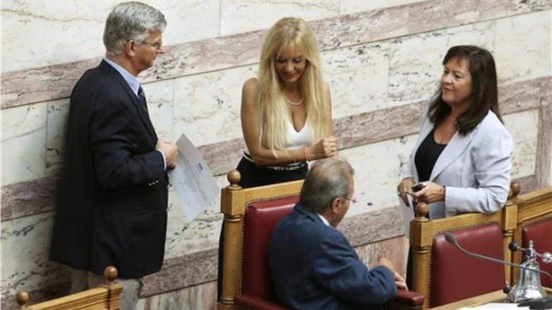 Η Μαρία Σόδη εγκατέλειψε το αβυσσαλέο ντεκολτέ [εικόνες] | iefimerida.gr 5