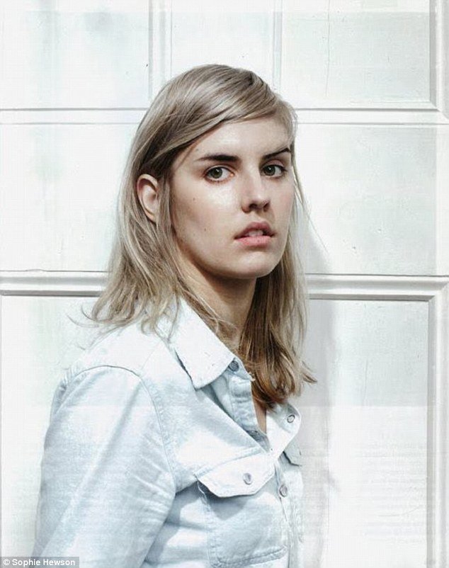 Καλλιτέχνις γύρισε βίντεο την ώρα που τη «βίαζαν» [εικόνες] | iefimerida.gr 2