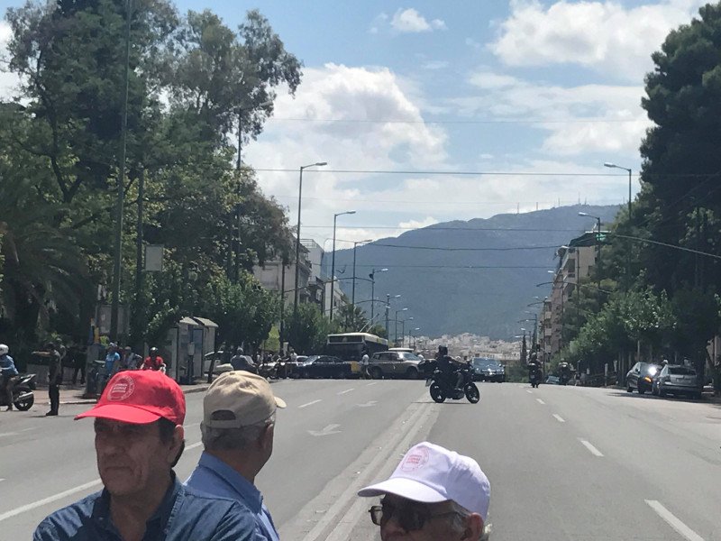 Οι συνταξιούχοι έξω από τη Βουλή -Είπαν «όχι» στις νέες μειώσεις [εικόνες & βίντεο] | iefimerida.gr 3