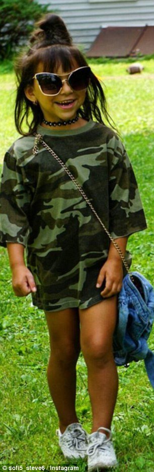 Στιλάτη από... κούνια- Η 5χρονη που αντιγράφει τις διάσημες και φοράει πανάκριβα ρούχα [εικόνες] | iefimerida.gr 5