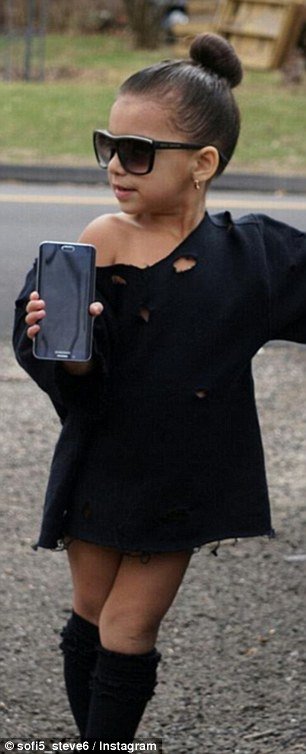 Στιλάτη από... κούνια- Η 5χρονη που αντιγράφει τις διάσημες και φοράει πανάκριβα ρούχα [εικόνες] | iefimerida.gr 7