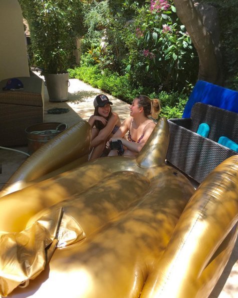 Η Σοφία Βεργκάρα χαλαρώνει -Με μαγιό και κοιλιακούς φέτες στην πισίνα της [εικόνες] | iefimerida.gr 2