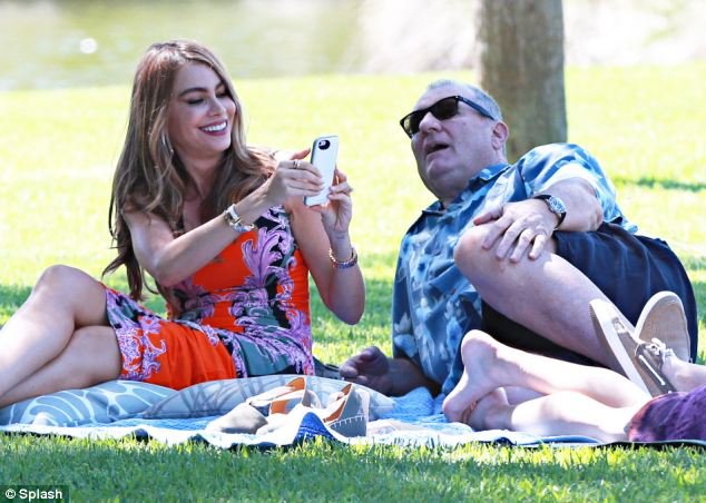 Η Σοφία Βεργκάρα ξαπλώνει στο γρασίδι και η Αυστραλία αναστατώνεται [εικόνες] | iefimerida.gr 9