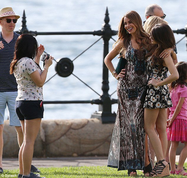 Η Σοφία Βεργκάρα ξαπλώνει στο γρασίδι και η Αυστραλία αναστατώνεται [εικόνες] | iefimerida.gr 10