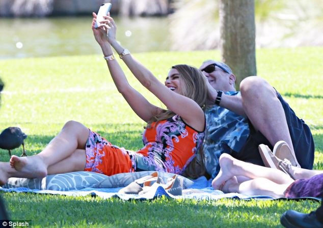 Η Σοφία Βεργκάρα ξαπλώνει στο γρασίδι και η Αυστραλία αναστατώνεται [εικόνες] | iefimerida.gr 8