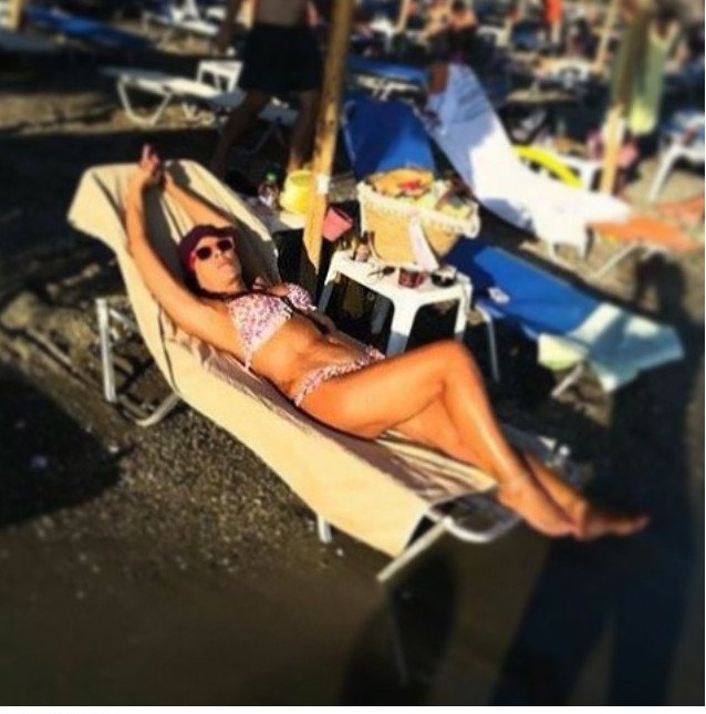 Η Aντζελα Δημητρίου με το μπικίνι της στην παραλία [εικόνα] | iefimerida.gr 0