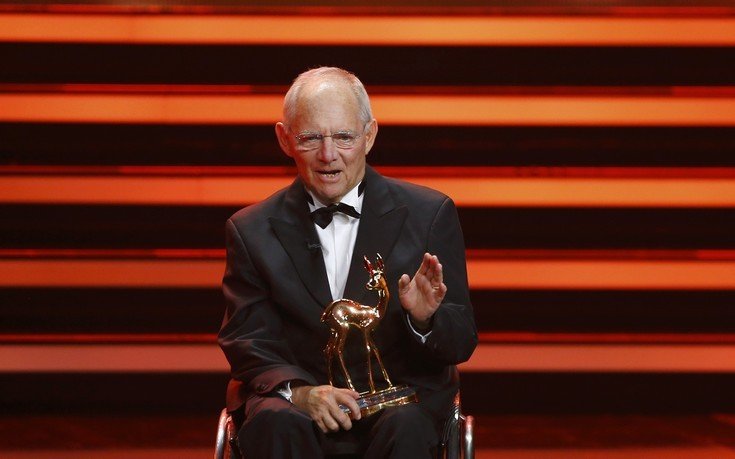 Ο Σόιμπλε ανέβηκε χθες στη σκηνή μαζί με τη Χάιντι Κλουμ και τη Ρίτα Ορα -Από κάτω η Πάμελα Αντερσον χειροκροτούσε [εικόνες] | iefimerida.gr 1