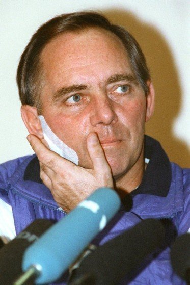 Σόιμπλε: Η απόπειρα δολοφονίας που τον άφησε ανάπηρο [εικόνες+βίντεο] | iefimerida.gr 0