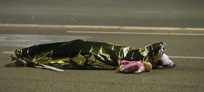 Η φρίκη σε μια εικόνα: Νεκρό παιδάκι και δίπλα η κούκλα του, στη Νίκαια | iefimerida.gr 0