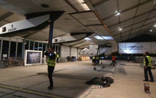 Ο γύρος του κόσμου χωρίς καύσιμα: Το Solar Impulse-2 απογειώθηκε από το Αμπού Ντάμπι [εικόνες & βίντεο] | iefimerida.gr 2