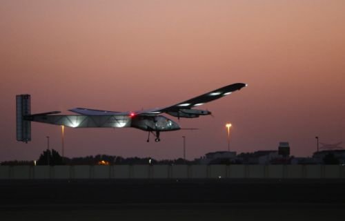 Ο γύρος του κόσμου χωρίς καύσιμα: Το Solar Impulse-2 απογειώθηκε από το Αμπού Ντάμπι [εικόνες & βίντεο] | iefimerida.gr 3